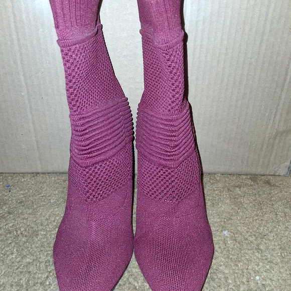 Stylish Knit Ankle Boots in Burgundy - Picture 1 of 2